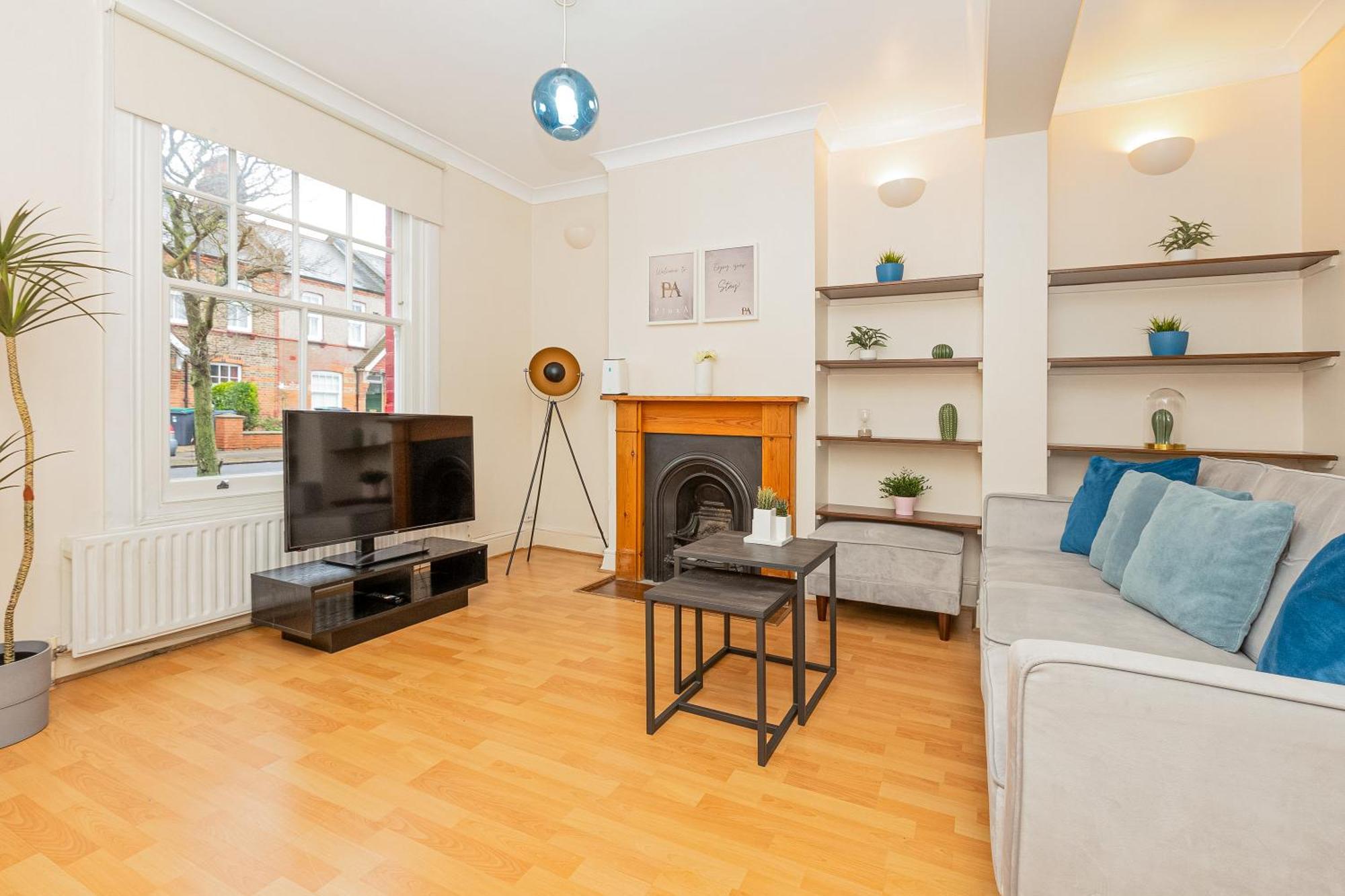 Apartment 2br Flat With Garden, 5min To Wood Tube