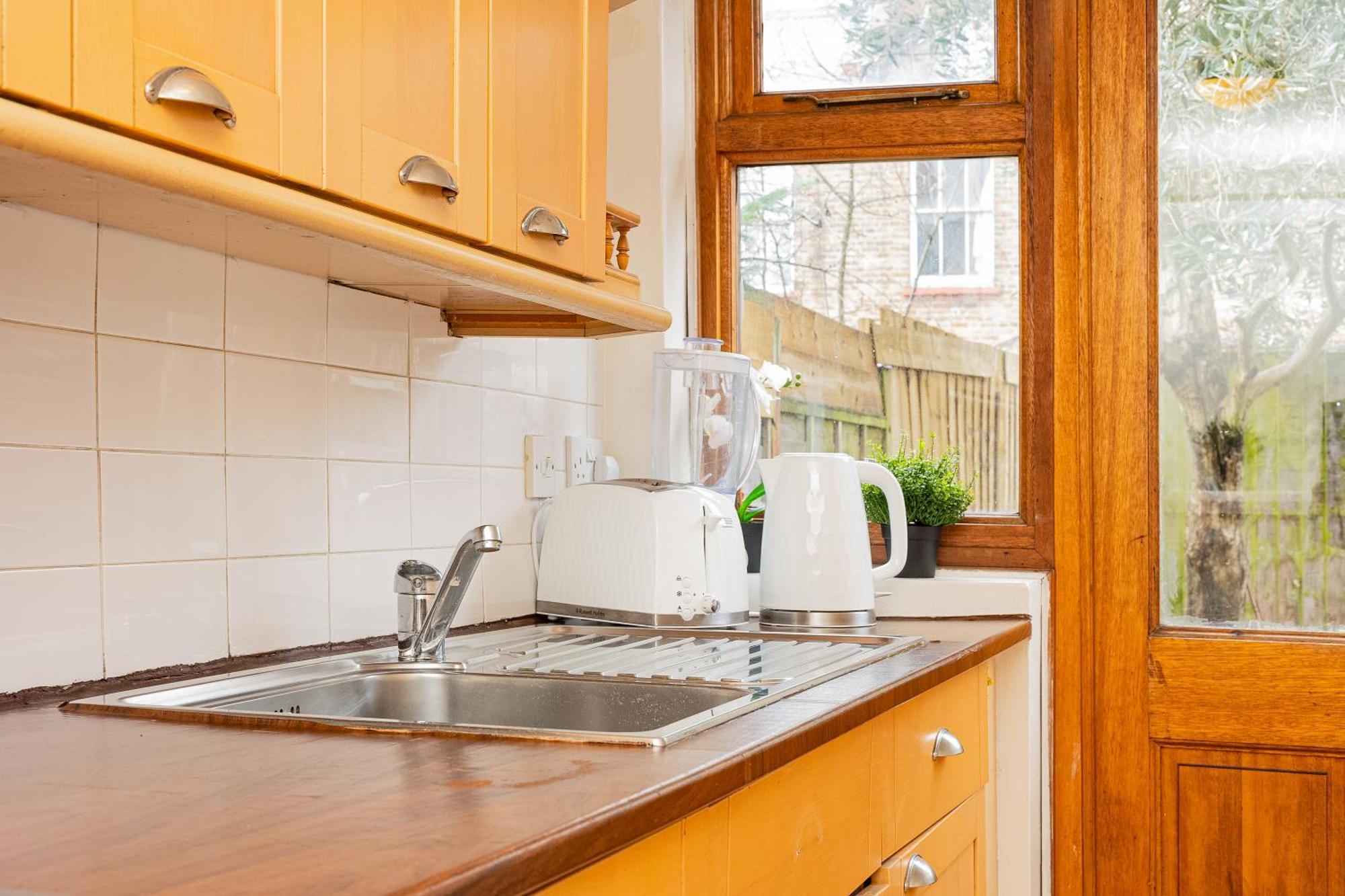 2br Flat With Garden, 5min To Wood Tube *