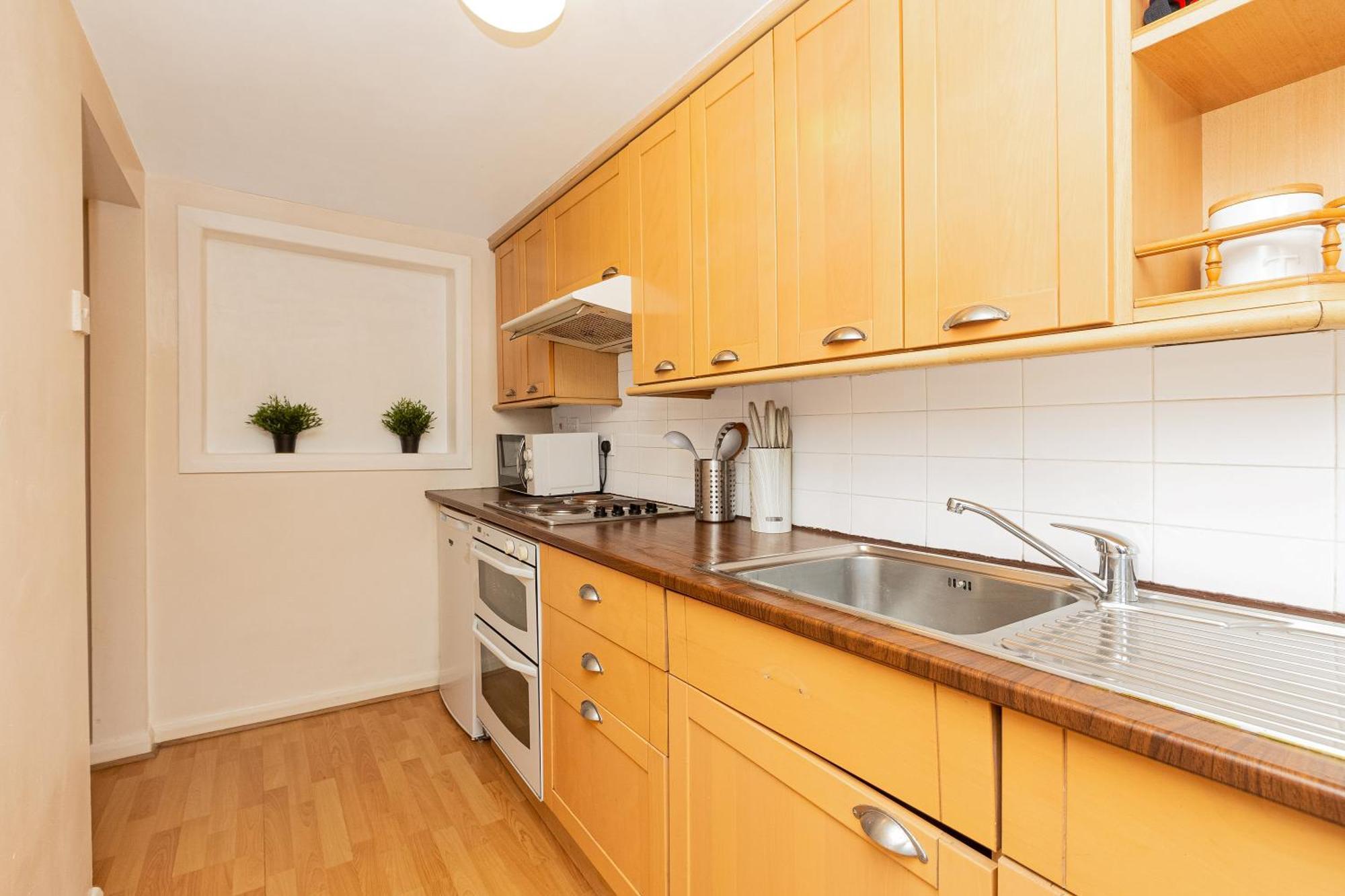 2br Flat With Garden, 5min To Wood Tube Apartment London
