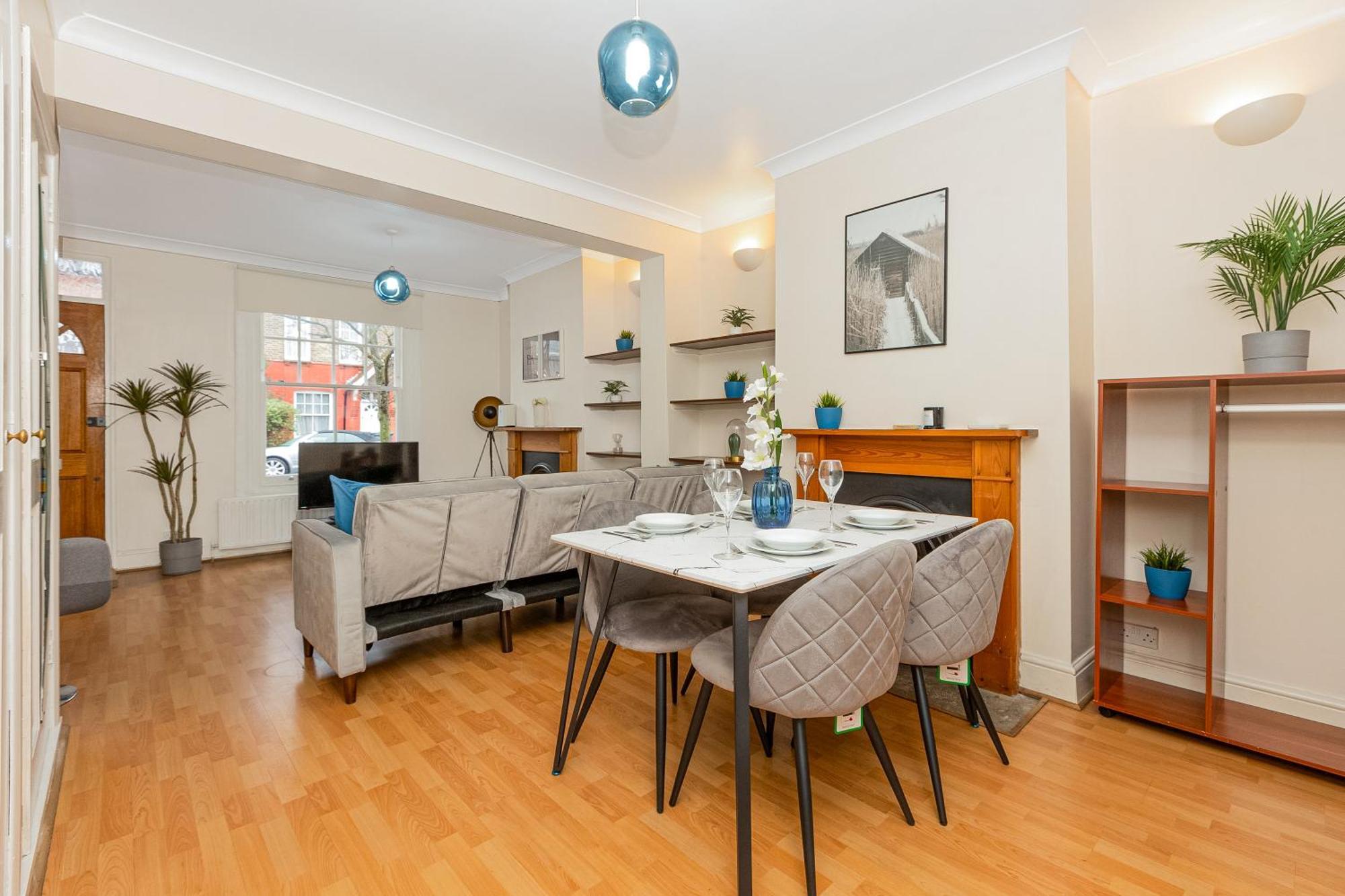Apartment 2br Flat With Garden, 5min To Wood Tube