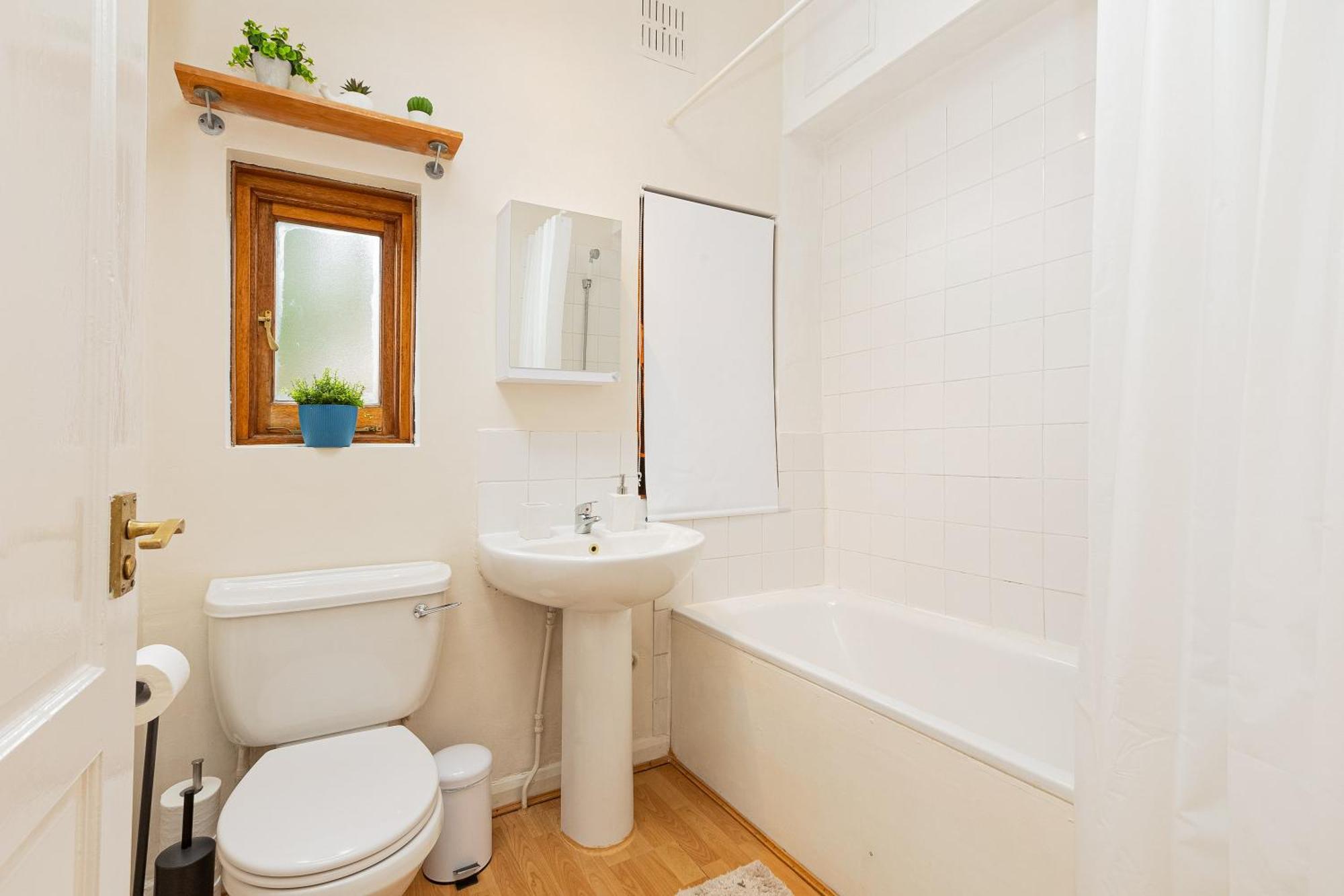 2br Flat With Garden, 5min To Wood Tube
